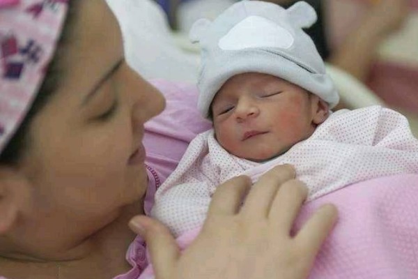 宝妈|宝宝出生才7天,产妇一直跟他说话,全家笑她,婆婆却看出不太对