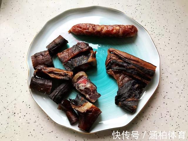 解馋|家常腊味三拼，加入一个鸡蛋蒸一蒸就上桌，简单又解馋
