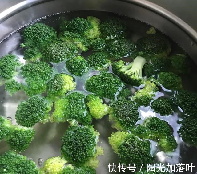 低脂|白灼西兰花，简单快手，低脂健康！