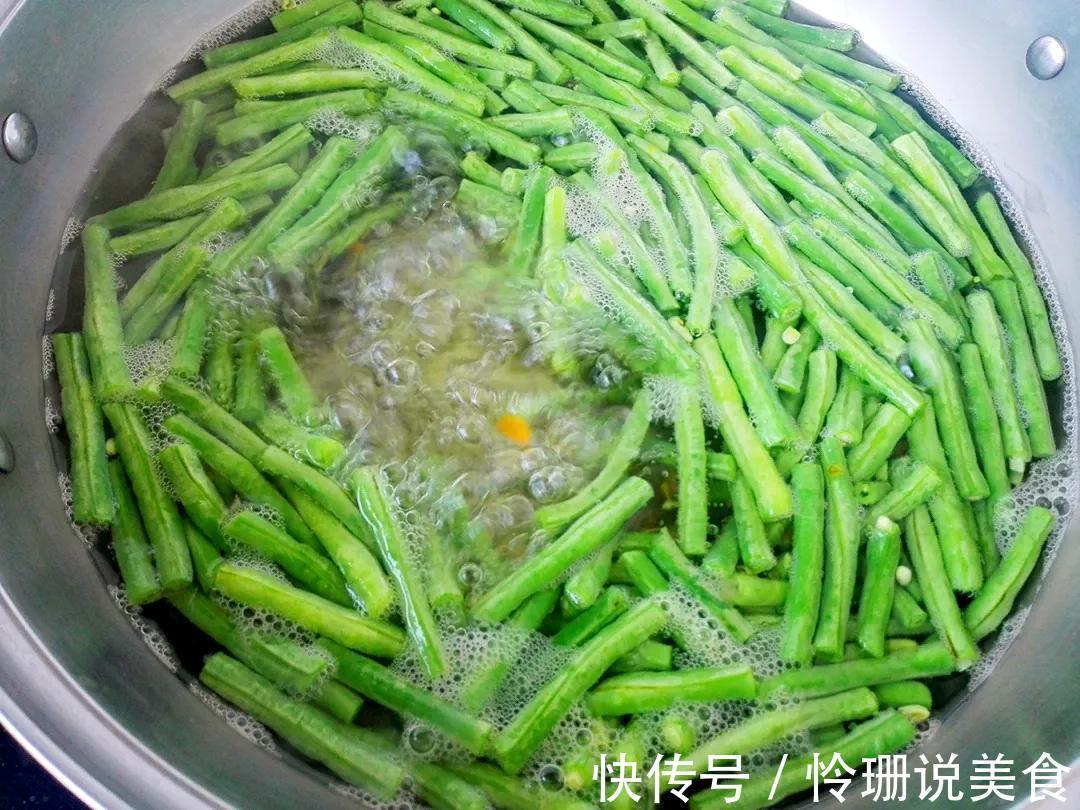 炒长豆角,直接下锅炒容易发黑,教你正确做法,豆角碧绿又脆嫩!