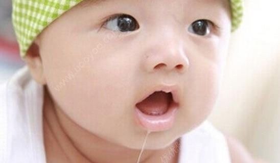 叮叮|“馋猫宝宝”高铁上看到有人吃东西,流了爸爸一肩膀口水,太萌了