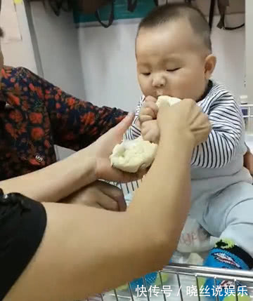 小家伙|小姨跟宝宝抢吃的,宝宝生气的瞪了小姨,姥姥笑趴了
