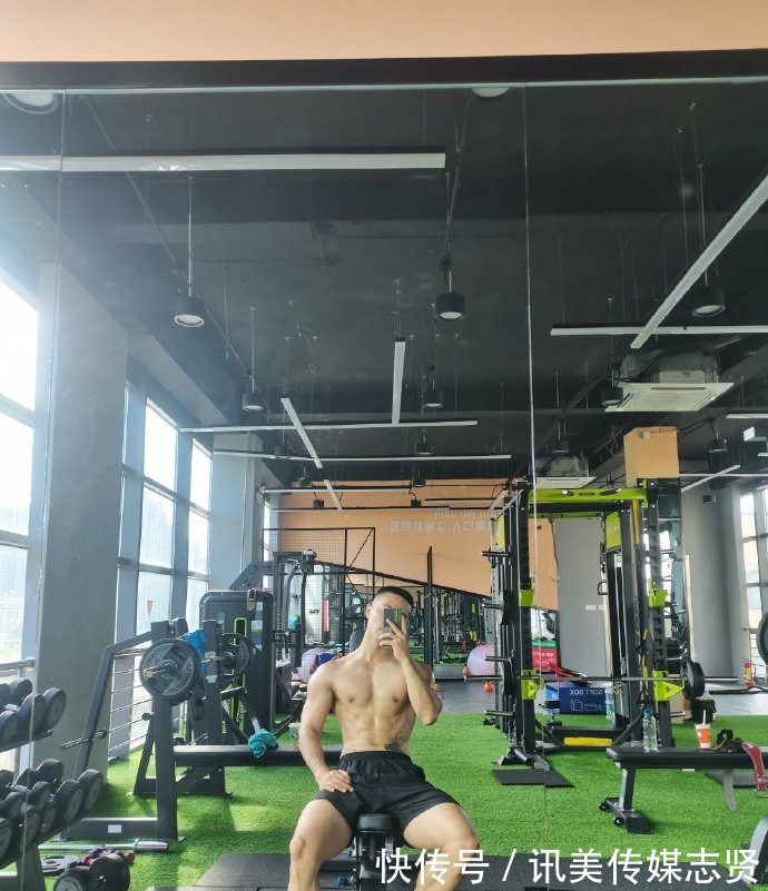 人鱼|肌肉小哥被迫营业，胸肌发达，人鱼线漂亮，太好看了！