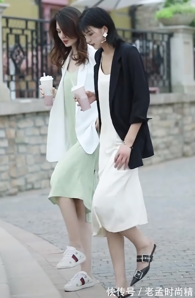 闺蜜|街拍:超默契闺蜜同穿闺蜜装,连走路步调都一样,她却因鞋子意外抢镜
