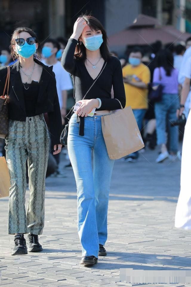 喇叭裤|美女一件V型领的针织衫搭露脐牛仔裤,整个造型增添了几分洒脱美
