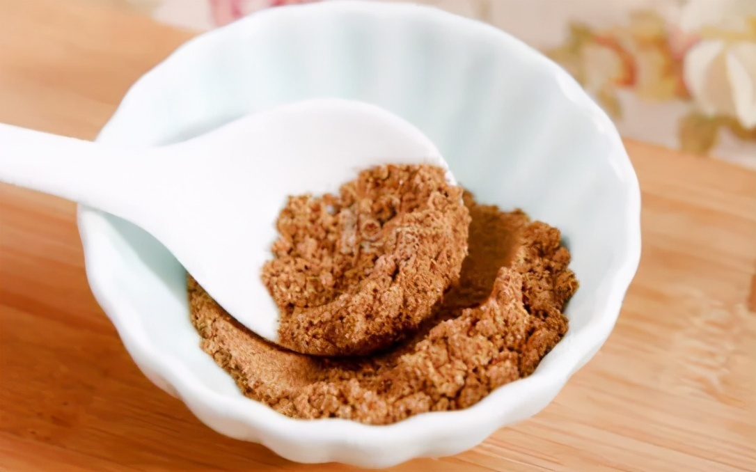 调韭菜馅，调料牢记“2放2不放”，韭菜翠绿不出水，鲜味足，好吃