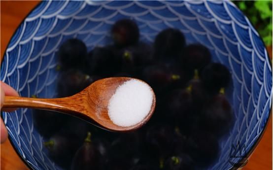 葡萄果粒|葡萄用盐和面粉洗，等于吃虫卵，教你一招，干净卫生脏东西都跑光