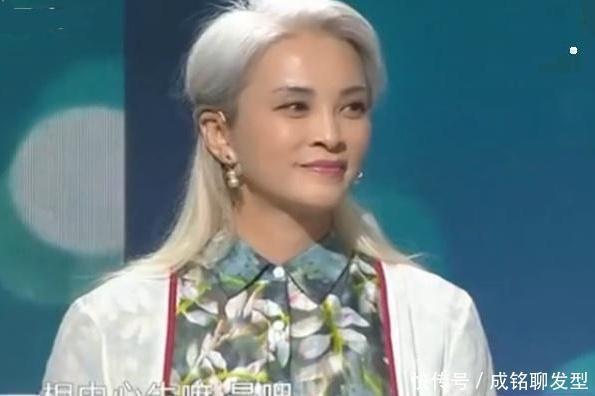 洋气|五六十岁女士白发多就别染了,其实“奶奶白”很流行,时髦又洋气