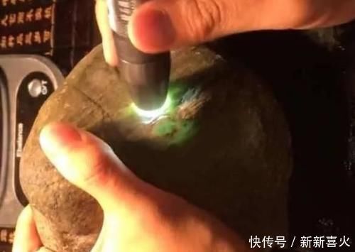 皮壳|花3万5买下一块原石,却连手镯都取不出,只能勉强做几块牌子