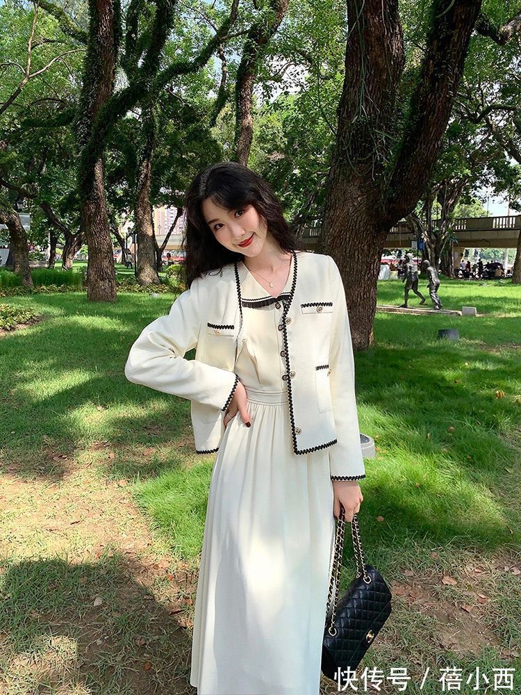 西装|真正有品味的女人，入秋第1套搭配首选“外套+裙子”，时髦又高级