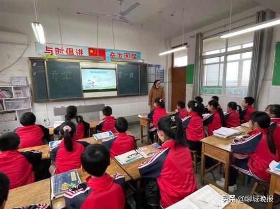 聊城这所小学的开学第一课：爱国教育 致敬戍边英雄