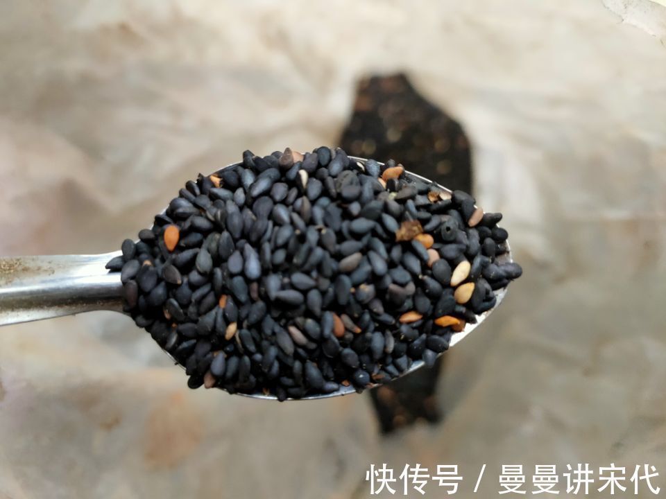 花盆里撒一把,不用再施肥,花儿仍然可以叶片翠绿,花开得更久