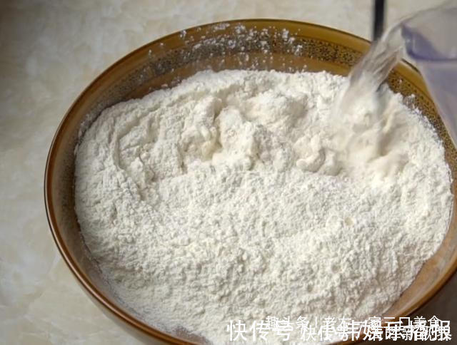 搅拌均匀|从小就爱吃的萝卜包子,不用发面,个个薄皮大馅,一顿至少吃5个