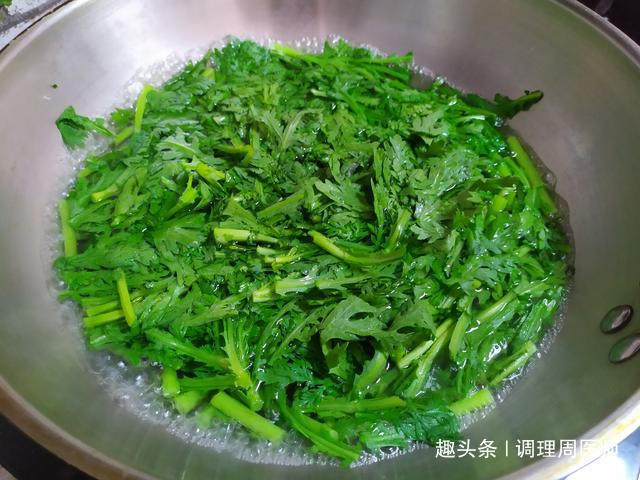 茼蒿|晚上老失眠,多吃“助眠菜”,物美价廉,改善睡眠,效果甚好