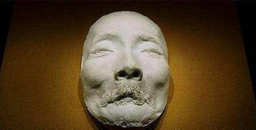 1936年鲁迅深夜去世,制作石膏遗容时粘下20根胡须,现成一级文物
