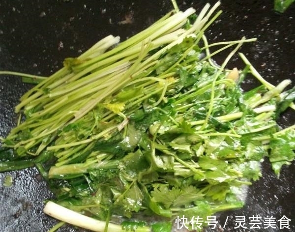 煎鱼时“不要”先开火倒油，20年老厨师教你1招，肉鲜不破皮