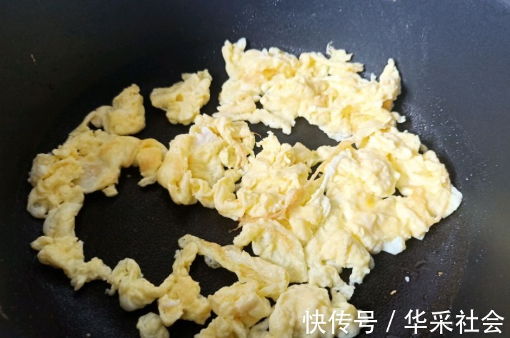 胡萝卜丁|剩米饭不要再扔掉了，跟鸡蛋一起炒，色泽诱人，小时候的味道
