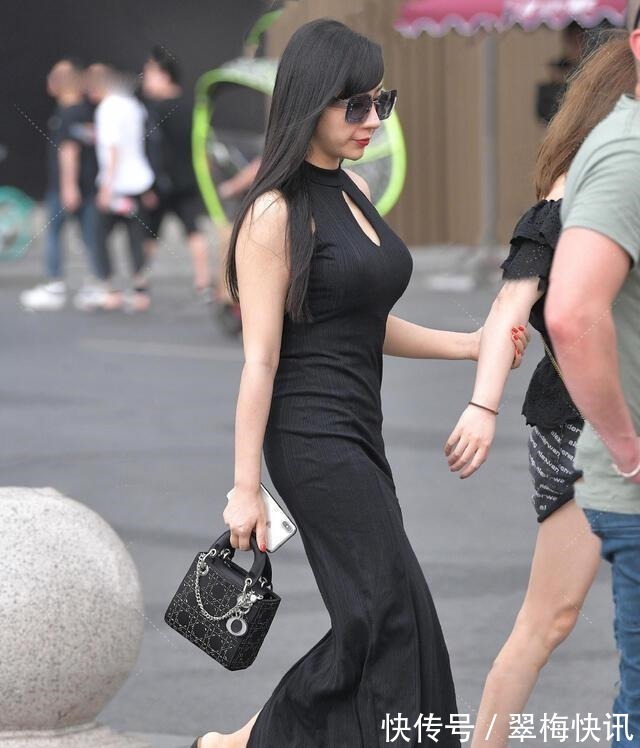 长裙 穿着黑色长裙,优雅大方,优秀的女生值得一试!