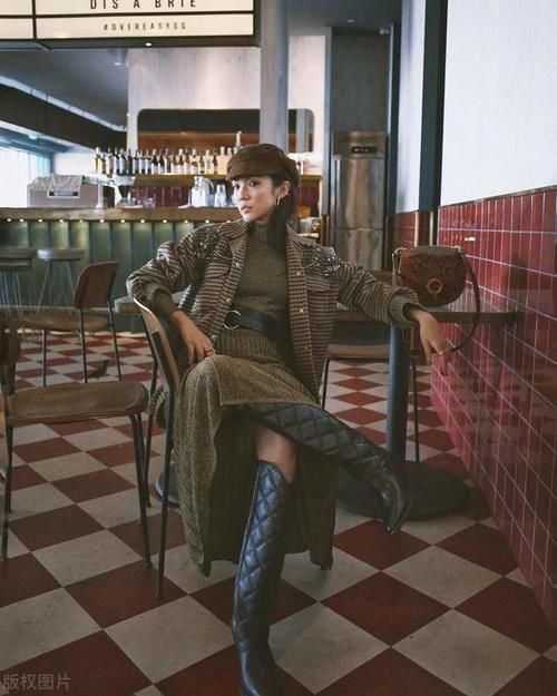 今年最火的“及膝靴”，配裤子、裙子都很美，真是时髦百搭又显高