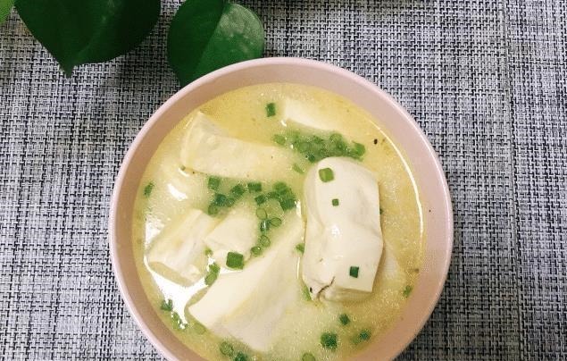 不管炖啥鱼汤，牢记别放“2料”，放错了鱼肉又柴又腥，鱼汤不鲜