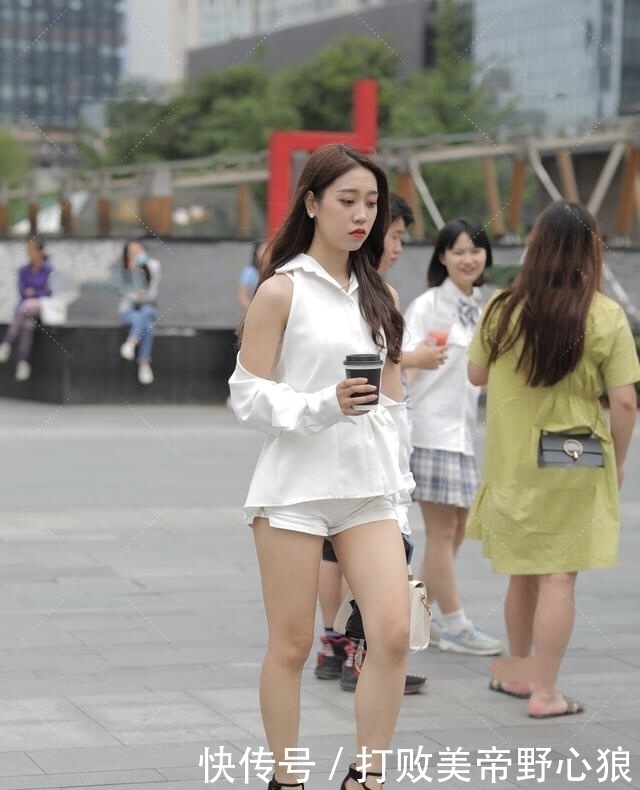 大长腿|穿白色露肩装搭配黑色绑带高跟鞋,性感俏皮,温婉明媚