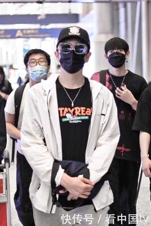 VOGUE 5林哲宇现身机场穿伯希和防晒衣,网友:超飒!