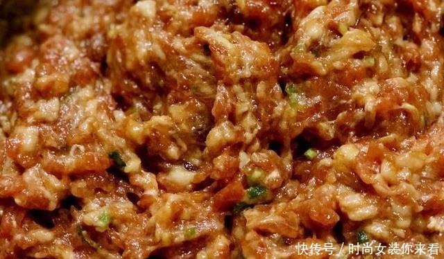 调肉馅饺子时,这两种食材缺一不可,饺子鲜嫩多汁,香而不柴