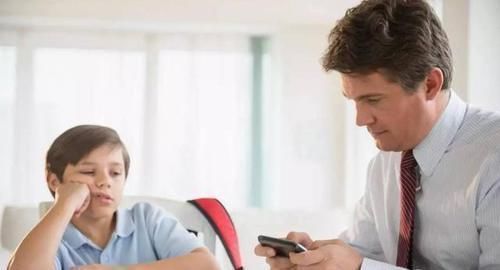 儿子|儿子因沉迷游戏,被爸爸游戏中追杀,儿子大哭我再也不玩了