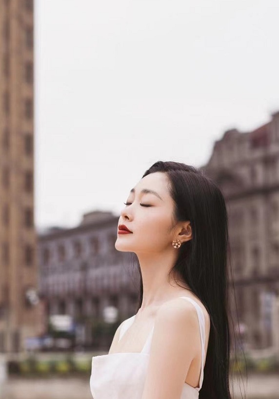 青春感|宋轶真有神仙姐姐的气质，穿方领吊带连衣裙青春感满满，温柔优雅