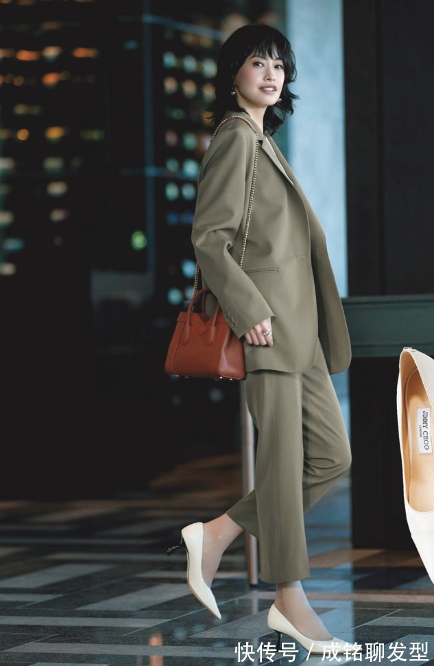 高跟鞋|50+女性这样搭配西服高级有品位,日常职场都适用,减龄又时尚