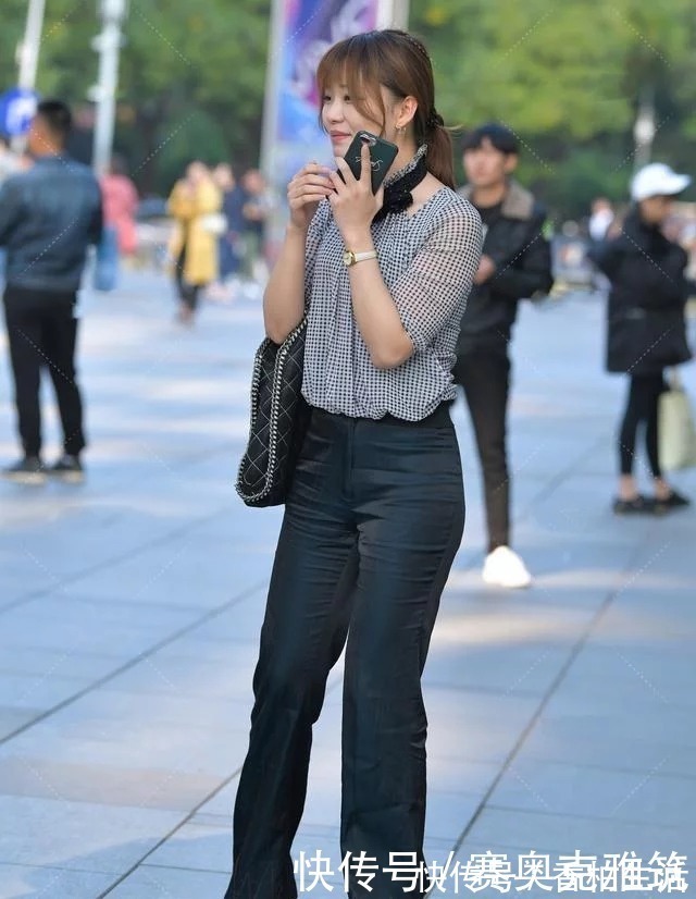 百搭 时尚浅蓝格子衬衫,搭配高腰牛仔长裤,洋气时髦又百搭