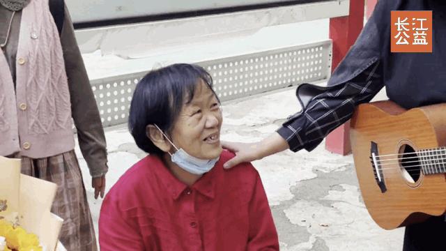 乖孙儿|77岁独居婆婆为山西捐款千元，重阳节前身边突然多了一群“乖孙儿”
