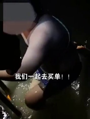 男子醉酒跌入河中不肯上岸，消防员一句话搞定：大哥上来买单了！