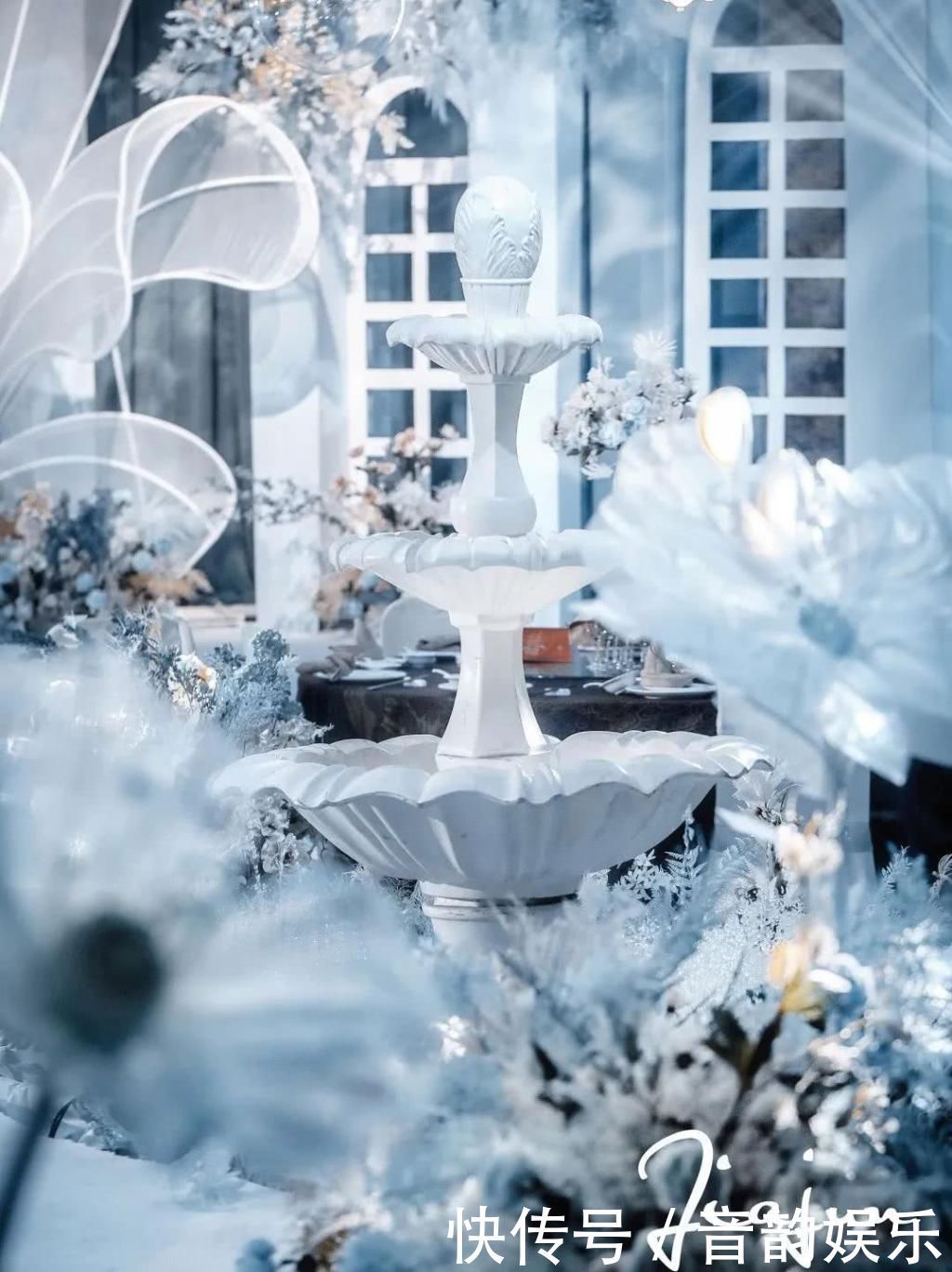 通透蓝的童话婚礼,有漂浮在海上的泡沫,和静谧的海棠花开