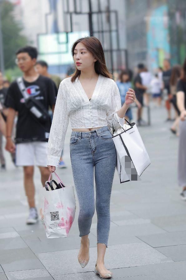 街拍美女长裤搭配短款衬衫,学气质小姐姐搭配非凡魅力