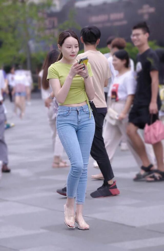 抹胸裙|街拍巧搭牛仔裤，让造型远离路人感，显得时尚大方又靓丽