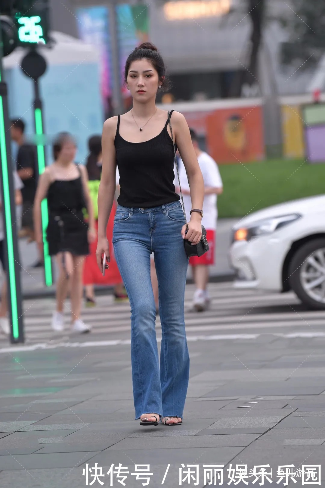 美女|街拍：黑色吊带搭配宽松喇叭裤，背面镂空成亮点，搭配简单也很美