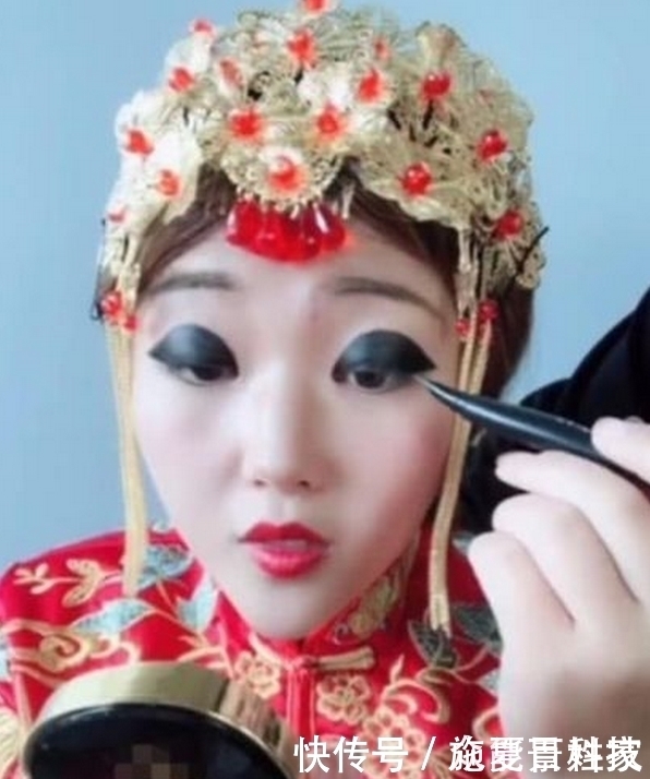 眼线笔|奇闻：这位女子一夜之间爆火，原因竟是因为眼妆，网友：大开眼界