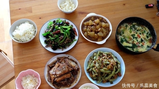 晒一晒四口人的午餐,四个菜,一个汤,花费不到60元,比外卖强