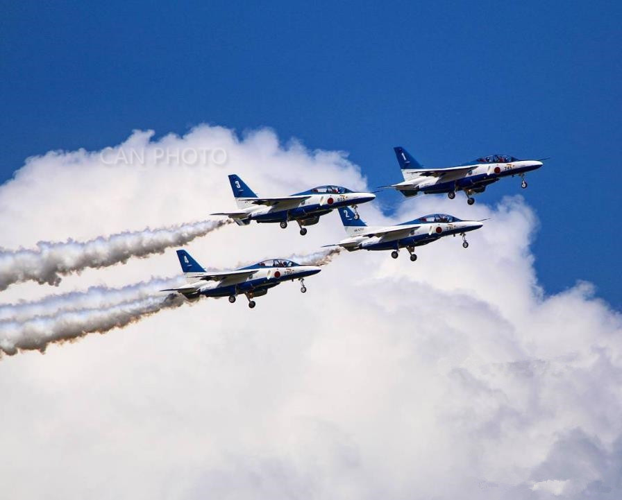 废气 飞机在天上飞的时候，冒出的白烟是什么成分？