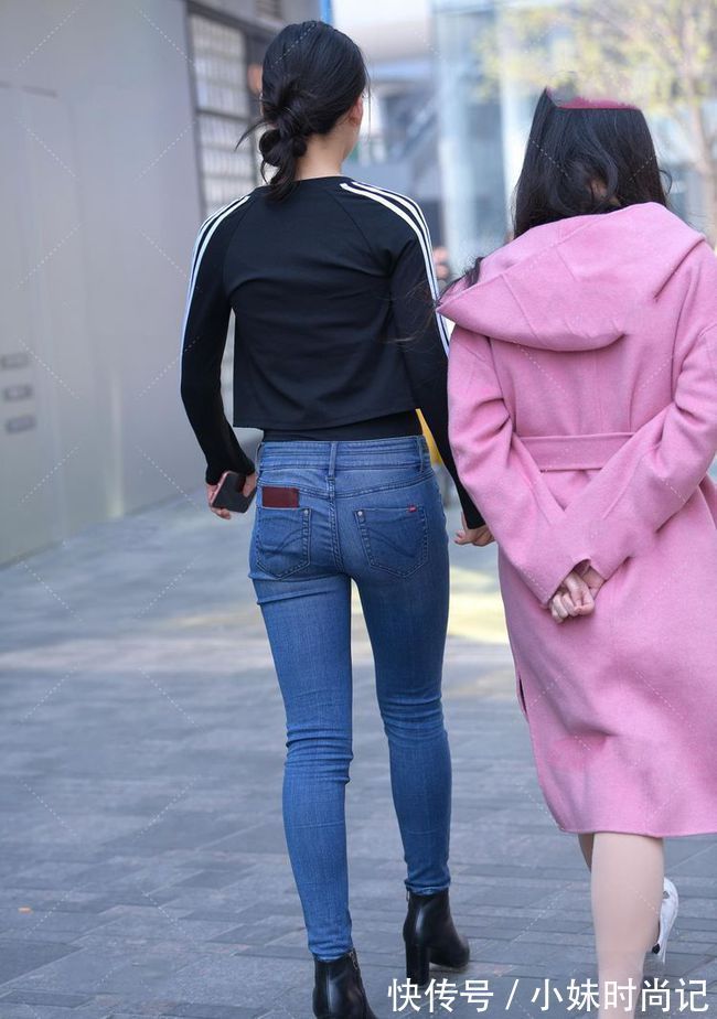 穿搭|黑色无领短款外套搭牛仔裤,穿搭法则中的标准搭配呈现出另类的美