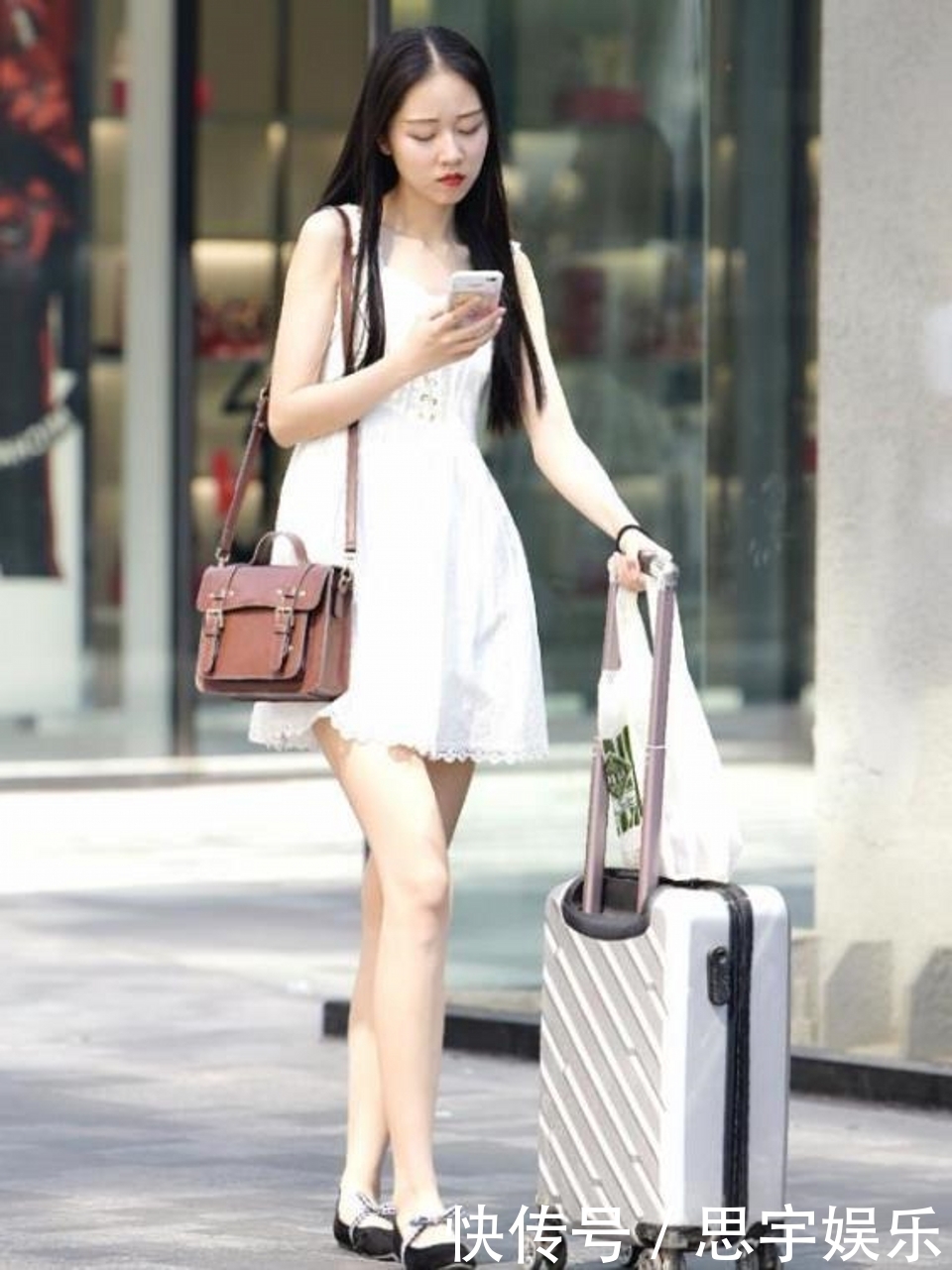 路人街拍,黑色背心搭配牛仔热裤,美丽清纯又凉爽舒适