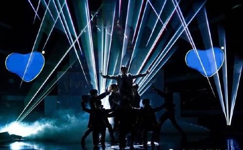 邓超创4初舞台,孙俪发文力挺不忘损一下,半夜被跳醒