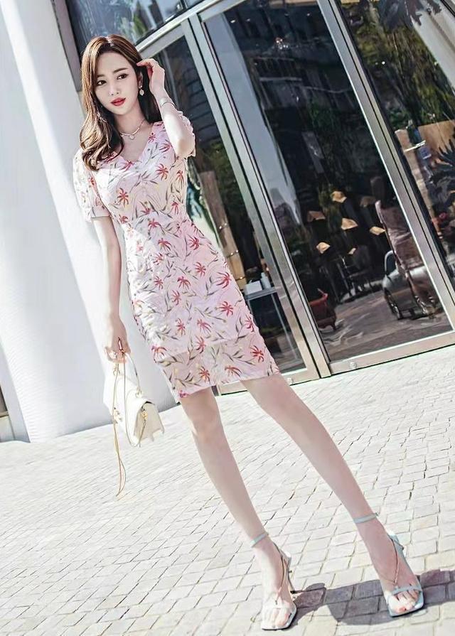 性感|浅粉色的连体包臀裙,枫叶印花设计的雪纺裙子,时尚性感气质绝伦
