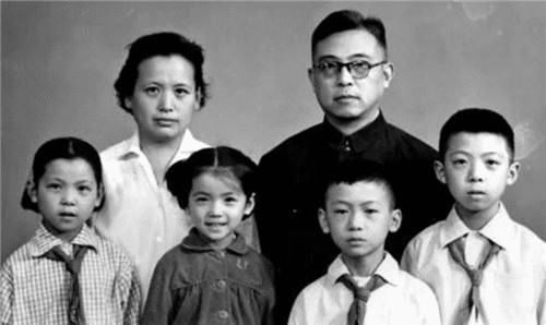 万卫芳$她收到电报:母病速归,爱人:别去,是圈套!她不听从此一去不回