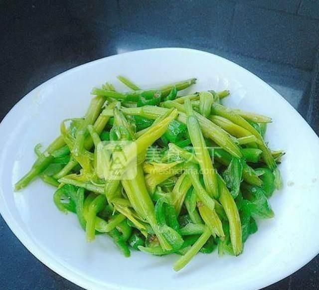 因为原料采用朝天椒,这种朝天椒有淡淡的辛辣味道,但香味很浓