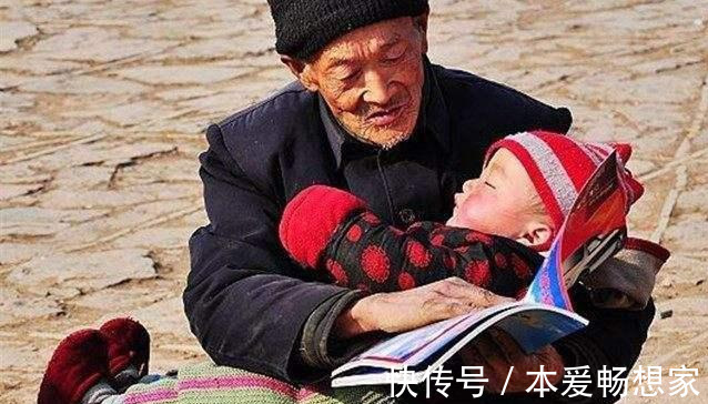 孙子|姥姥沉迷电视,忘给孙子喂奶,接下来宝宝动作熟练地让人“想笑”