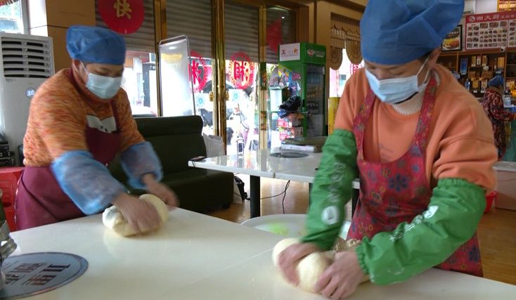 赵刚|疫情期间广西德保多家餐馆每日送出万份爱心餐 店主婉拒政府补贴