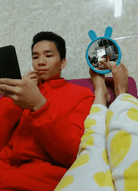 |搞笑GIF:姑娘的背包太个性,吓着我了!