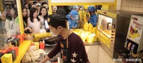 工具|每天,都有一群人排队观看烤肉,每个人都对烤架工具很好奇